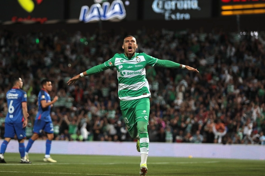 Franco Fagúndez marcó el segundo gol de Santos en la victoria 3-0 contra Cruz Azul. Foto tomada de X @ClubSantos.