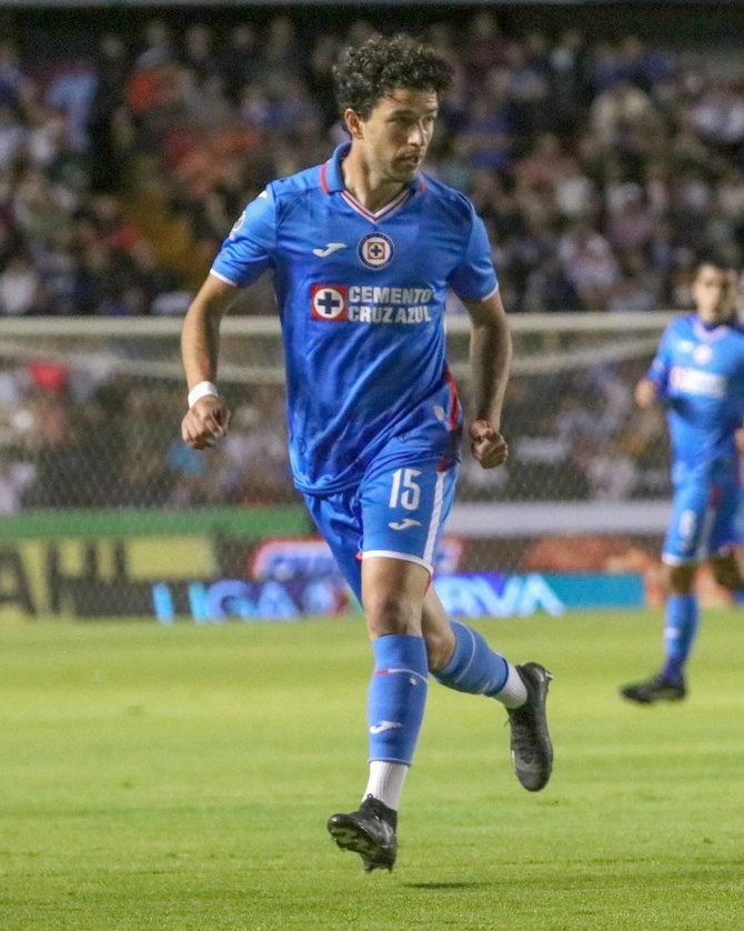 José Ignacio Rivero Segade, jugador de Cruz Azul durante una jugada en el encuentro. Foto Cruz Azul 