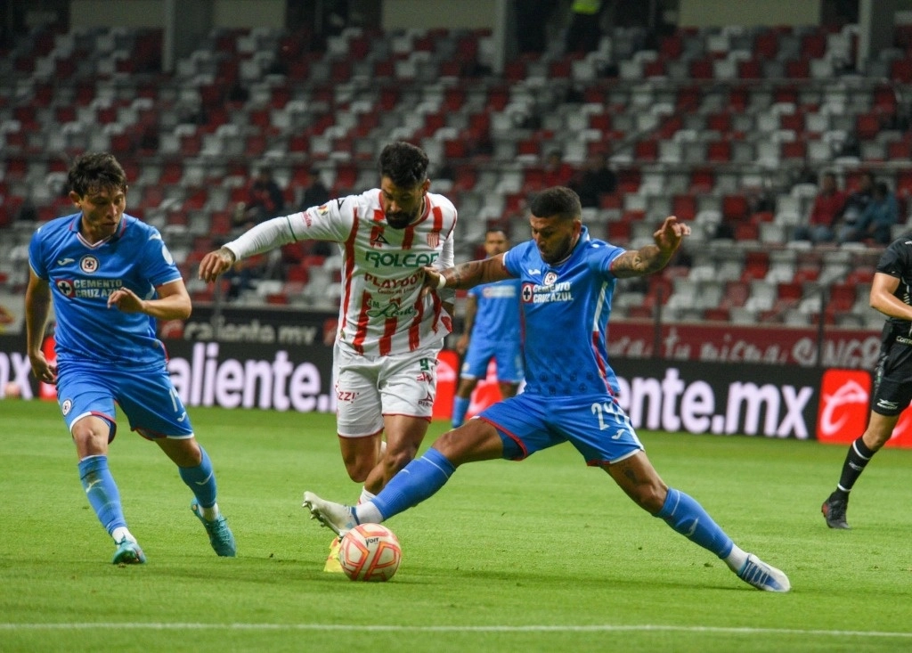 Juan Escobar defiende la posesión del balón en un duelo amistoso ante Necaxa en el estadio Nemesio Diez. Cuartoscuro  / Archivo 