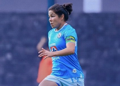 La polémica arbitral ocurrió al minuto 79, cuando la silbante Ana Cristina Guarneros expulsó a la delantera celeste Aerial Chavarín por un supuesto golpe en el rostro a Lixy Rodríguez, quien incluso cayó al suelo. La integrante de La Máquina había encarado a la jugadora esmeralda luego de que ésta le propinó un codazo en el pecho a Blackwood.  Foto 