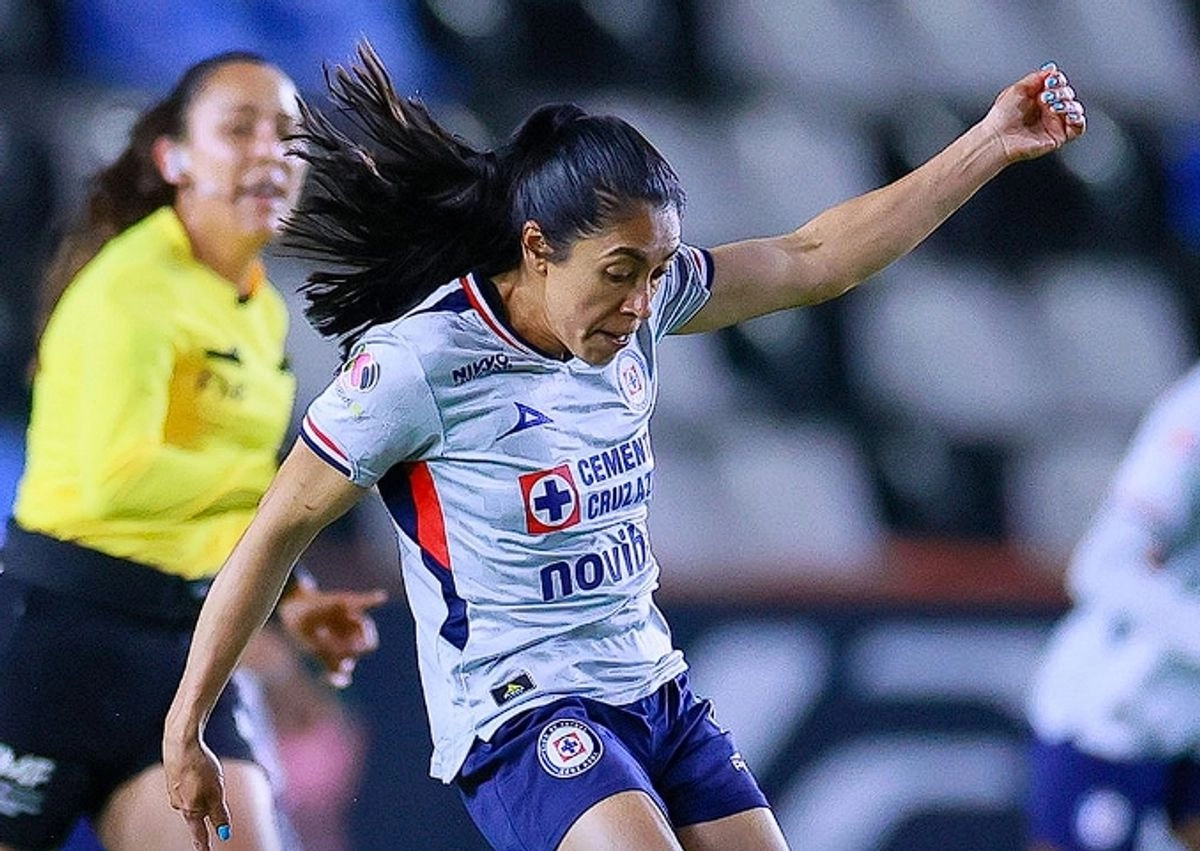 Las celestes sorprendieron al conjunto hidalguense al minuto 20, cuando Aerial Chavarin conectó un servicio en el centro del área y definió de zurda para vencer a la arquera local, Esthefanny Barreras, y poner el 1-0 en la pizarra. Foto 