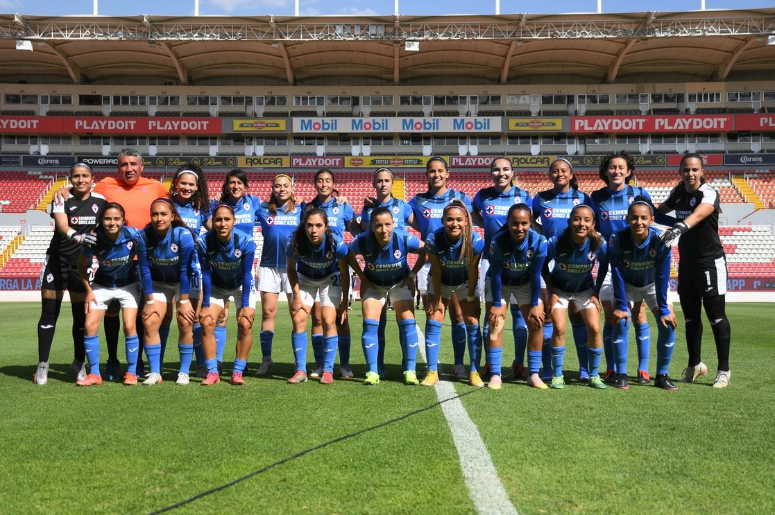 En el tramo final del encuentro, Cruz Azul femenil aprovechó el cobro de un penal para llevarse la victoria. Foto tomada de Twitter @AzulFemenil