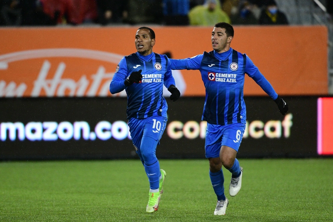 Rómulo Otero (izq) celebra su anotación junto con Erik Lira (der). Foto Cruz Azul 