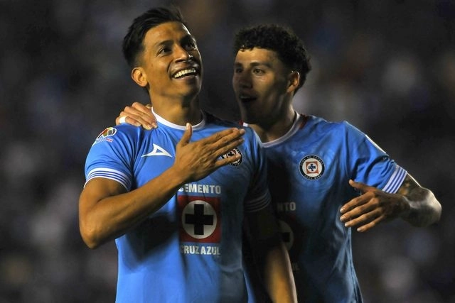 El jugador de Cruz Azul, Ángel Sepúlveda (c,izq) celebra su anotación con su compañero, Alexis Gutiérrez (c,der). Foto Afp