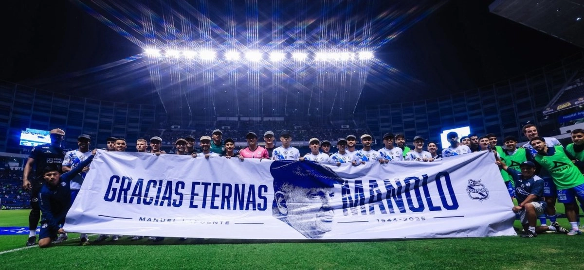 Futbolistas de Puebla y Cruz Azul rindieron homenaje al entrenador Manuel Lapuente tras su fallecimiento. Foto tomada de la cuenta de X