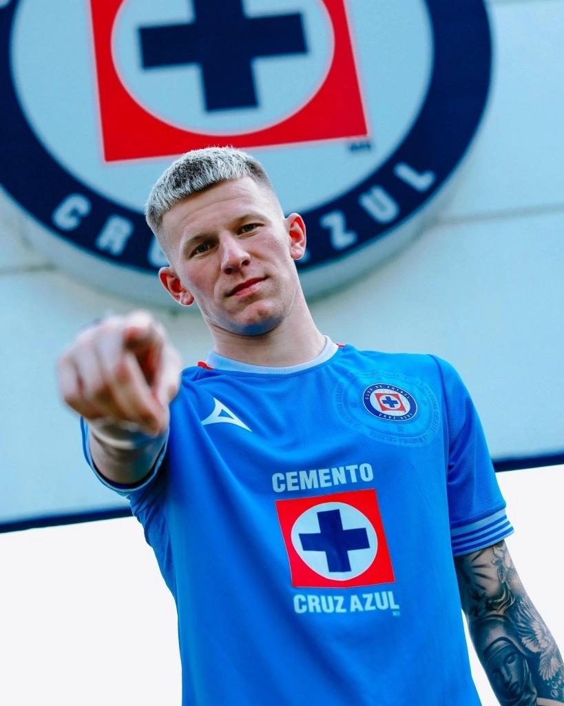 Con la contratación de la ex estrella del LAFC de la Major League Soccer estadunidense, La Máquina sumó a su cuarto refuerzo. Foto @CruzAzul