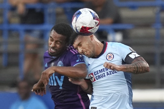 Willer Ditta, defensa de Cruz Azul (der) disputa la esférica con Nathan Byrne del Charlotte FC(izq). Foto Ap