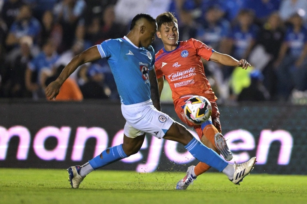 Ramiro Arciga (derecha) de Mazatlán y el defensa colombiano de Cruz Azul, Willer Ditta, disputan el balón durante el partido de fútbol del torneo Apertura Mexicano entre Cruz Azul y Mazatlán en el estadio Ciudad de los Deportes en la Ciudad de México, el 6 de julio de 2024. Foto Afp