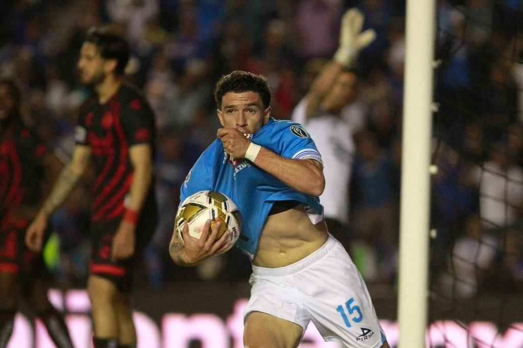 Con la presión acuestas y la pesada marca del rival, Ignacio Rivero despertó un grito de euforia y esperanza en las gradas al anotar al minuto 44 tras conectar un remate de cabeza de manera atropellada. Foto Afp.