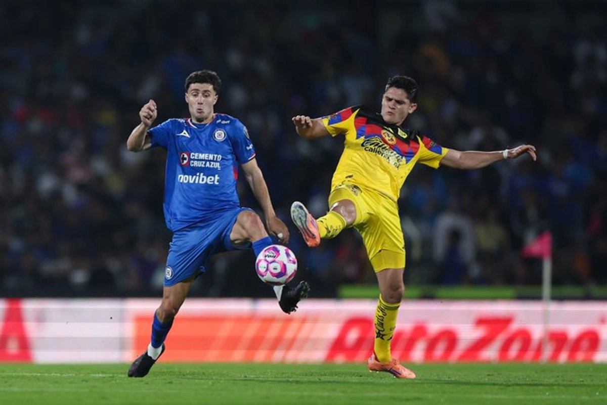 Una de las jugadas del encuentro deportivo. Foto
