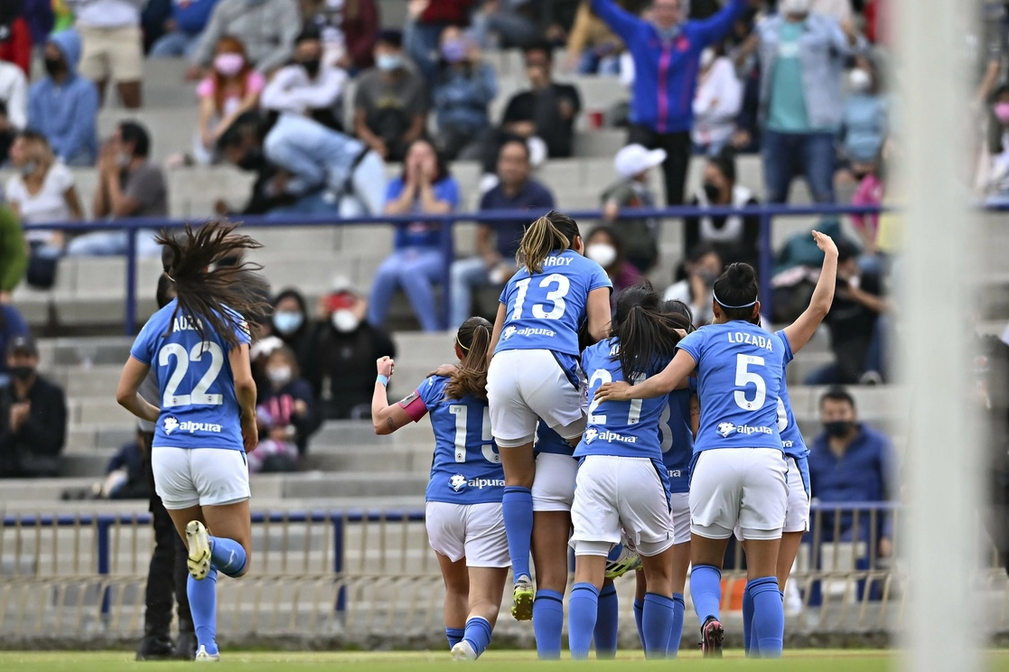 Las jugadoras de Cruz Azul celebran su gol. Foto tomada de la cuenta de Twitter @AzulFemenil