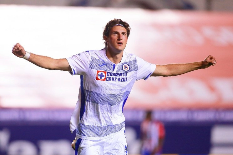 Santiago Giménez del Cruz Azul en festejo después de anotar el tercer gol de su equipo. Foto Jam Media