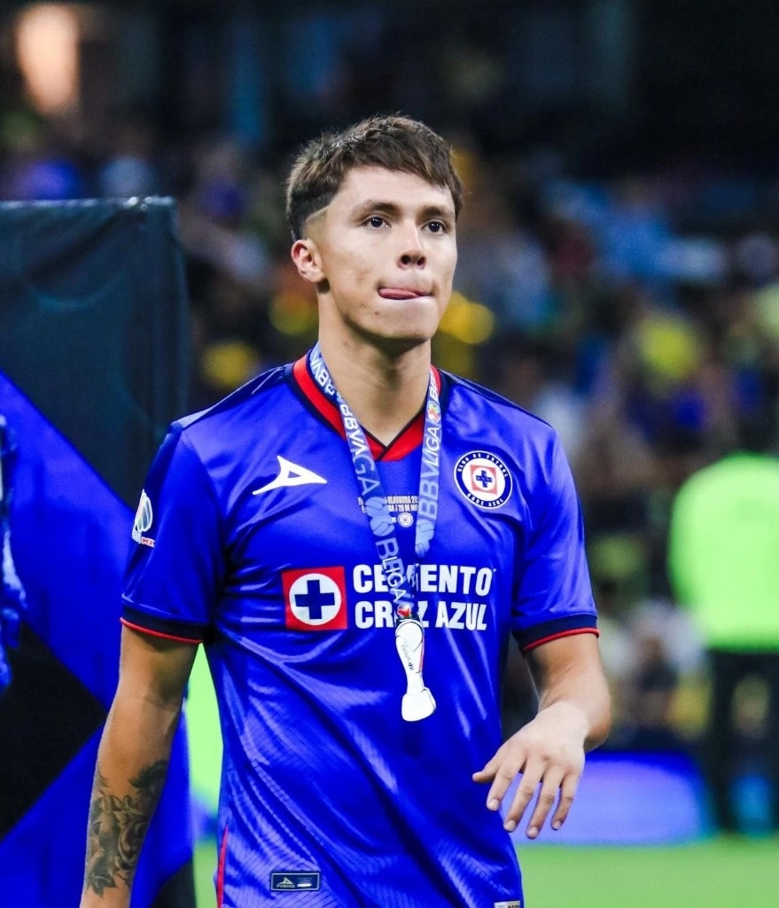 La cláusula de rescisión de Huescas está estipulada en 2 millones de dólares; la cual, según reportes, La Máquina, hasta el día de ayer, no ha recibido ningún pago. El canterano cruzazulino tiene contrato hasta mediados del 2025. Foto tomada de X.