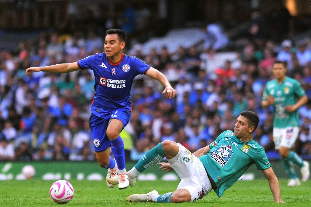 Carlos Rodríguez y Brian Rubio disputan el esférico en una de las jugadas del encuentro. Foto Afp