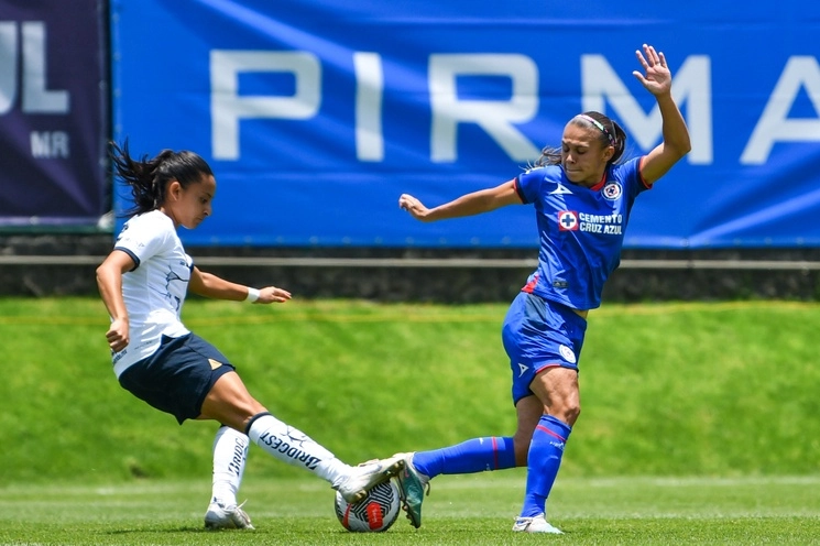 El tiempo se fue agotando y La Máquina con el apoyo de su afición y ante la poca claridad de las auriazules se fue haciendo más fuerte en el campo. Foto Twitter @AzulFemenil
