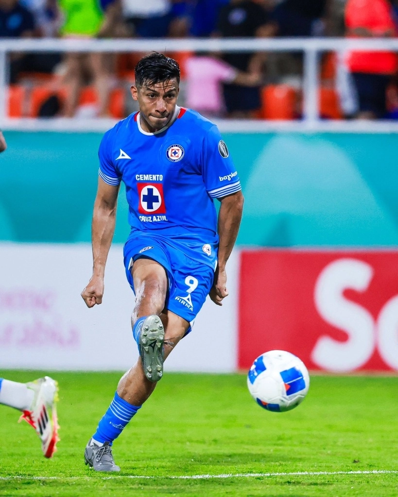 Ángel Sepúlveda controla el esférico en una de las jugadas del encuentro. Foto @CruzAzul