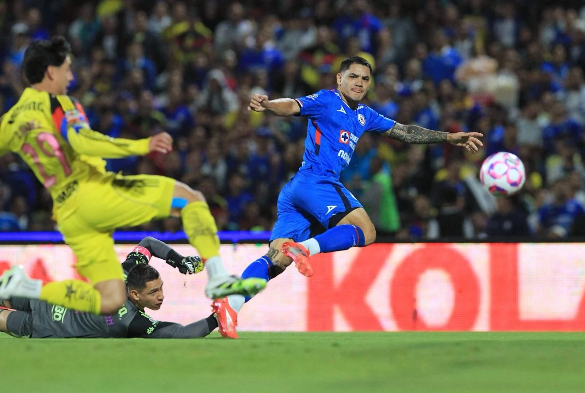 La Máquina se levantó del marcador en contra con goles de Gabriel Fernández (en la imagen) e Ignacio Rivero, luego de que Brian Rodríguez anotó por las Águilas en el estadio Olímpico Universitario. Así, desbancó a su rival del segundo sitio de la tabla. El líder Toluca vapuleó 4-0 al Querétaro, Pumas y Monterrey empataron 1-1 y Chivas superó 2-0 a Mazatlán. Foto