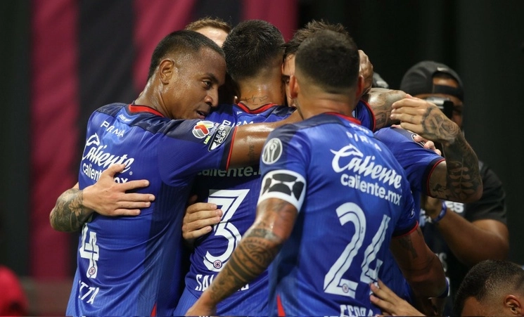 Los jugadores de Cruz Azul celebran su pase a segunda ronda de la Leagues Cup tras imponerse en penales 5-4 al Atlanta United. Foto tomada de Twitter.