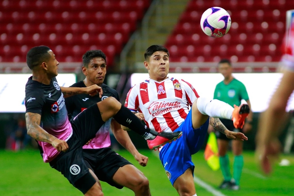 Una de las jugadas del encuentro. Foto Jam Media