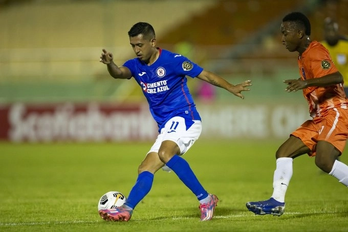 El jugador de Cruz Azul, Elías Hernández (izq) durante una jugada en el encuentro. Foto tomada de la cuenta de Twitter @TheChampions