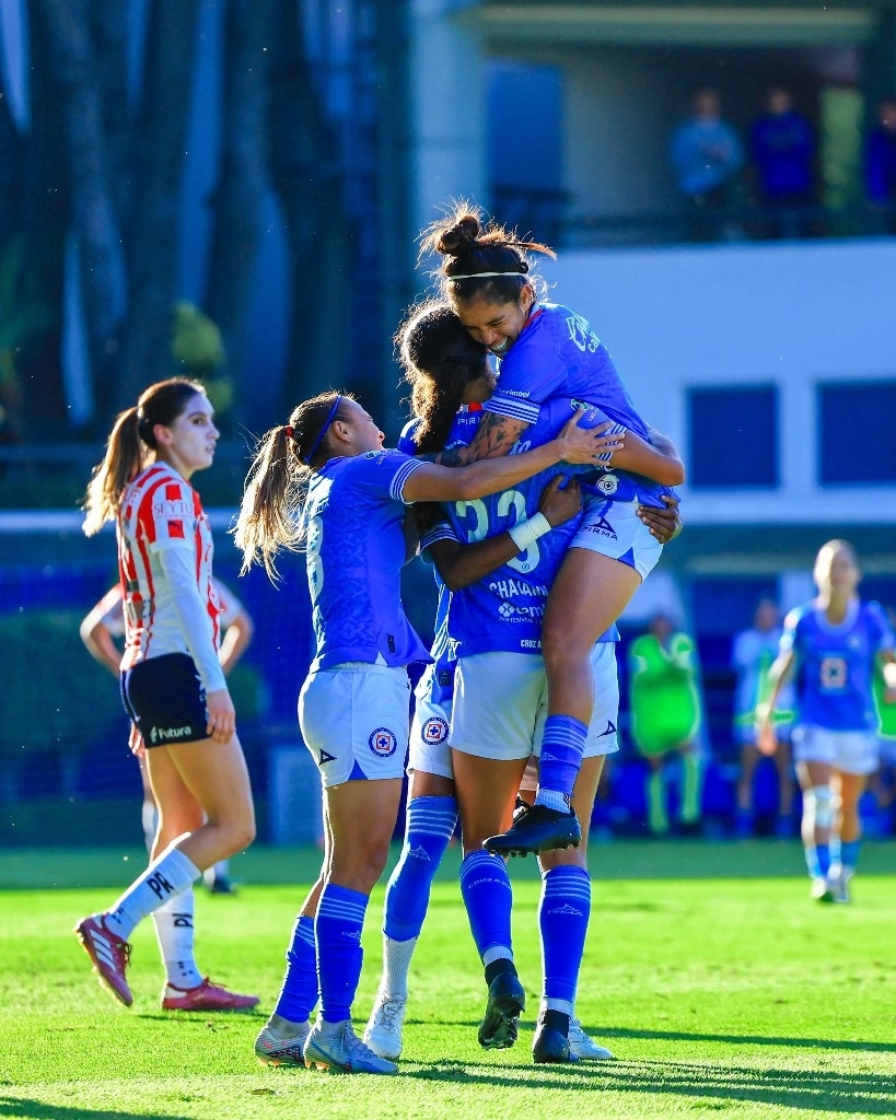 El equipo femenil del Cruz Azul abrió el marcador ante las de Chivas, que después lograron empatar. Foto @AzulFemenil