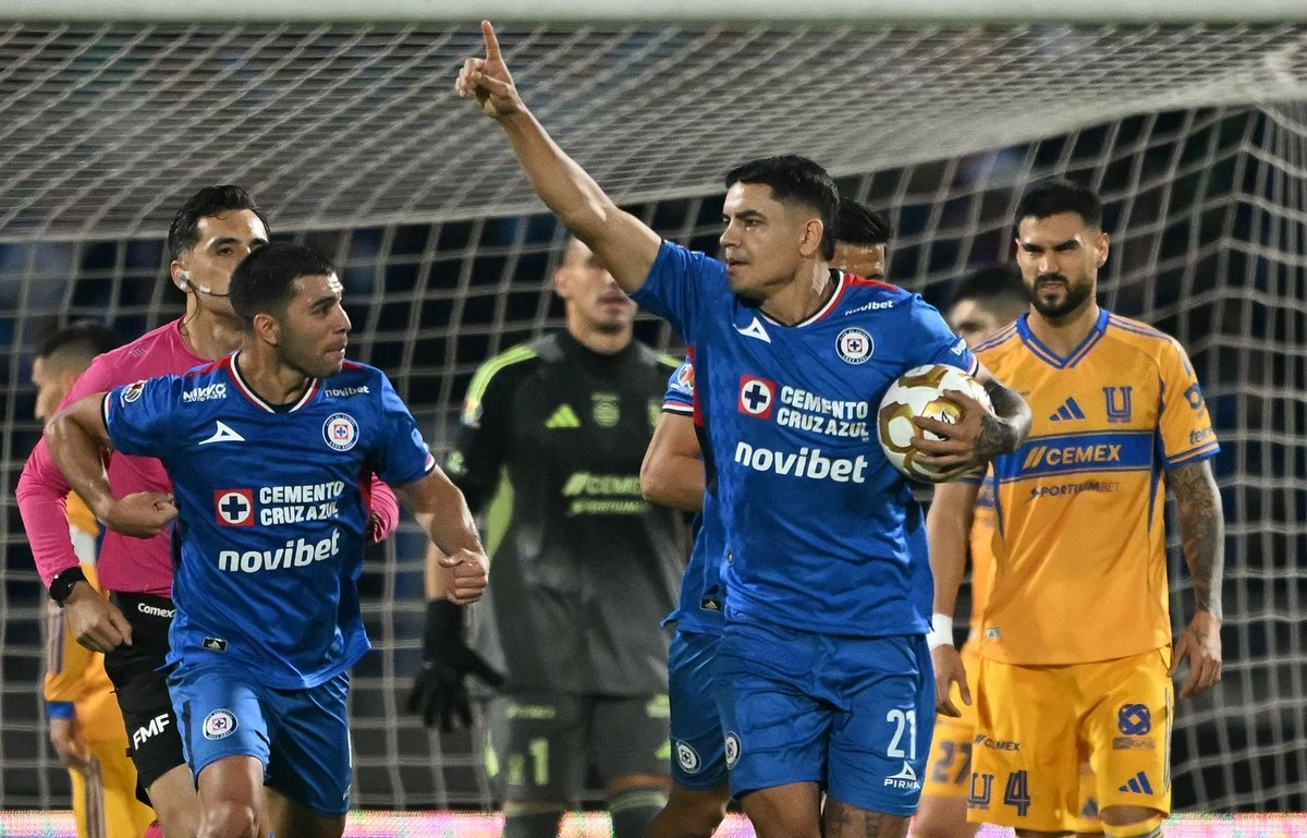 Gracias a un penal de Gabriel 'Toro' Fernández, Cruz Azul logró rescatar un empate 1-1 ante Tigres y dejó abierta su respectiva serie de semifinales del torneo Apertura 2025 de la Liga Mx, este miércoles en el partido de ida disputado en el Estadio Olímpico Universitario. Foto