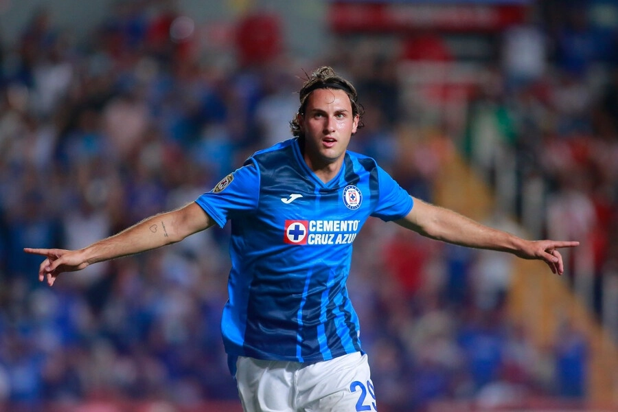 El delantero de Cruz Azul, Santiago Jiménez celebra su anotación durante el duelo ante Necaxa. Foto Jam Media