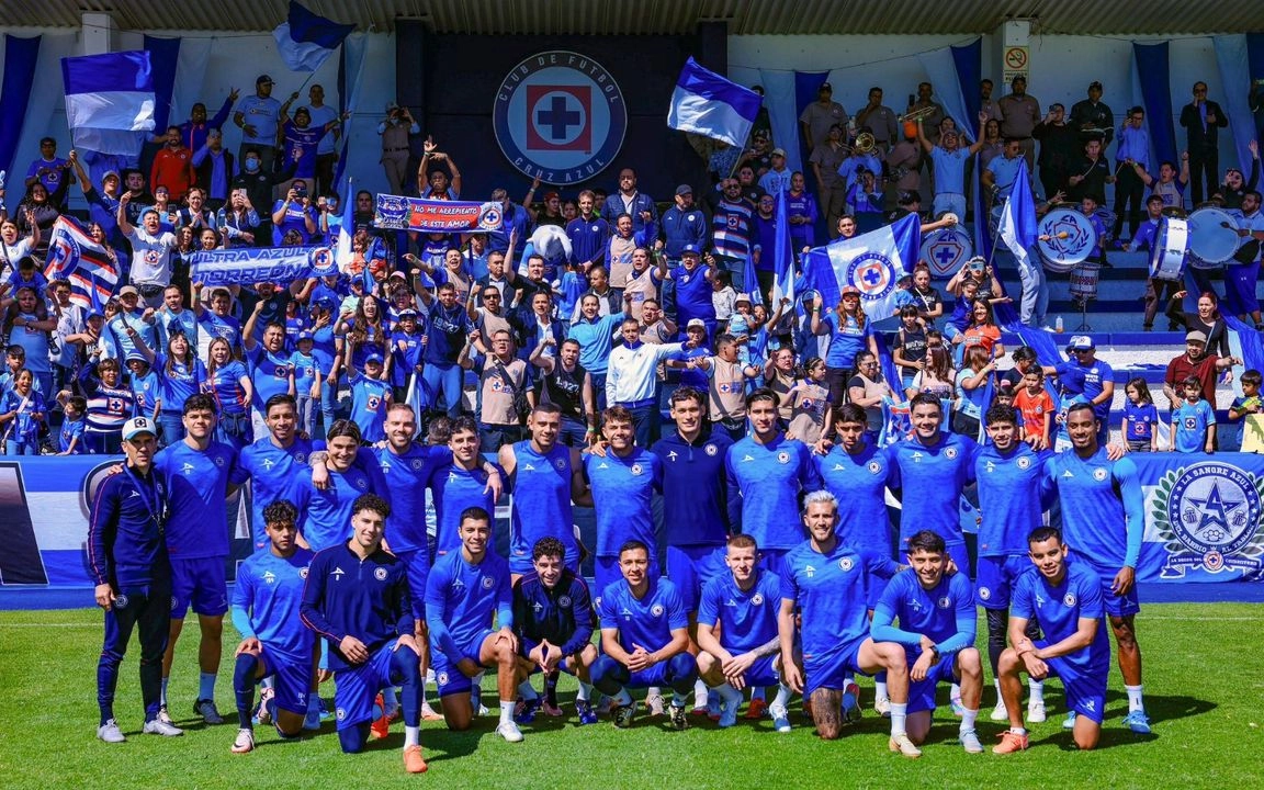 El grupo de animación Sangre Azul acudió al entrenamiento de La Máquina para mostrar su apoyo. 