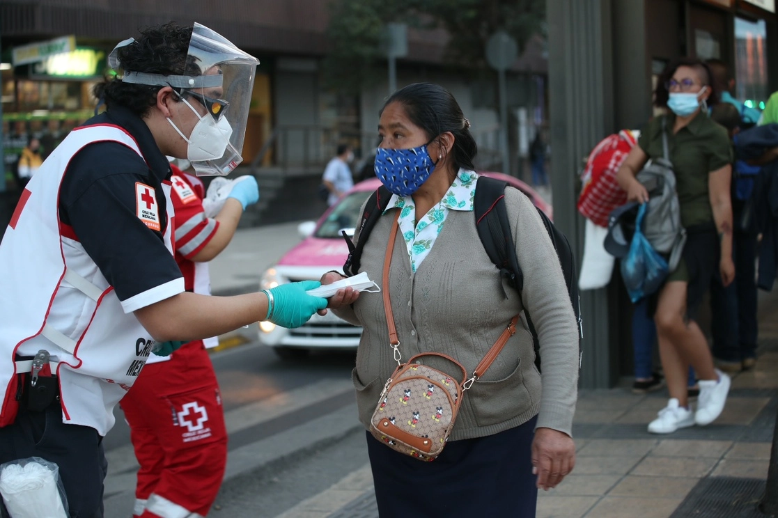 Paramédicos de la Cruz Roja obsequian cubrebocas y gel antibacterial a usuarios del transporte público de la Ciudad de México. Foto María Luisa Severiano / Archivo
