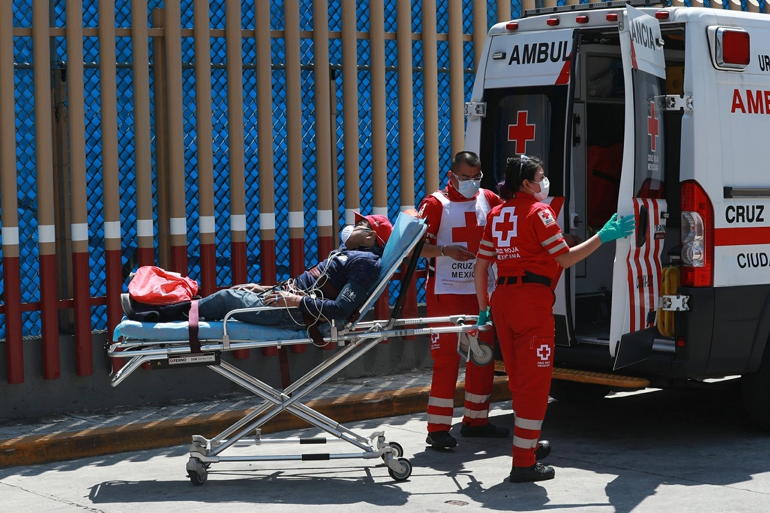 Paramédicos de la Cruz Roja trasladan pacientes al Hospital General de la CDMX. Foto María Luisa Severiano / Archivo