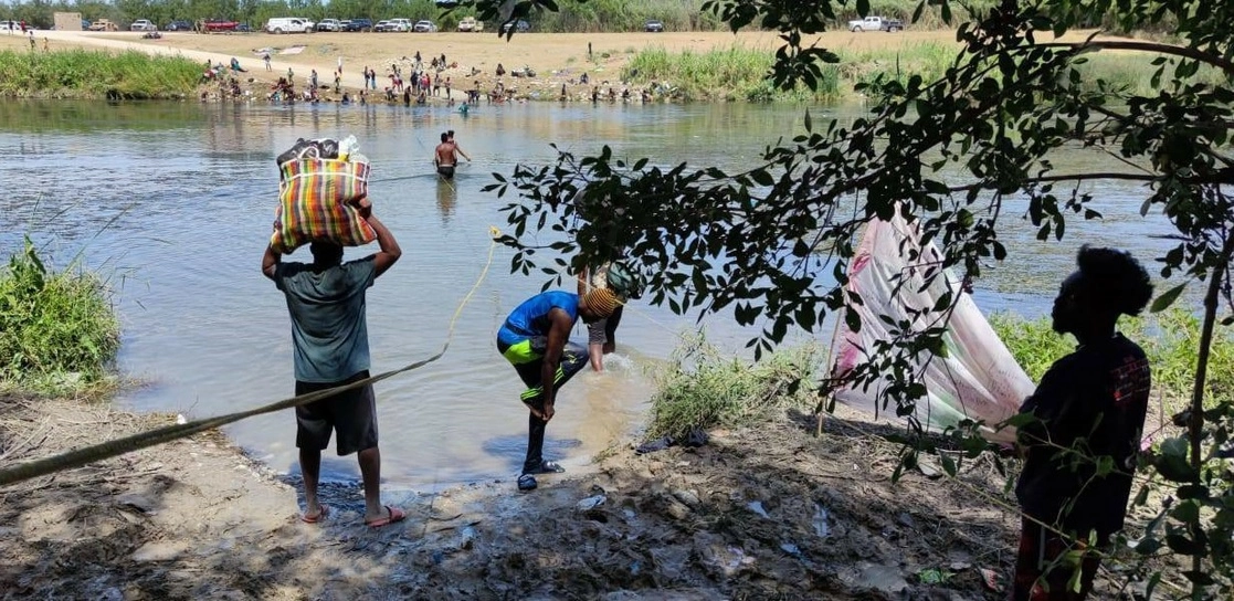 Haitianos continúan buscando cruzar por el Río Bravo, donde a las orillas los migrantes habían instalado un campamento, el 23 de septiembre de 2021. Foto tomada del Twitter de @CICR_DRMX