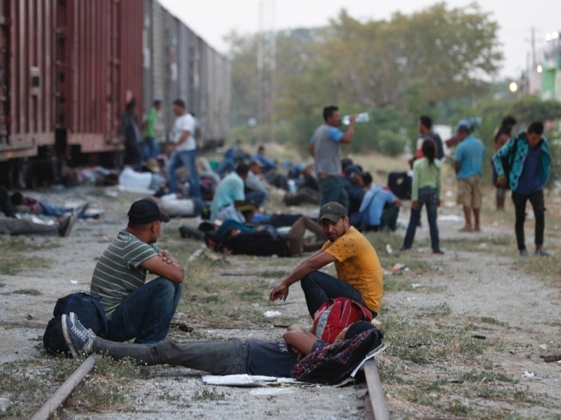 Migrantes esperan abordar el tren de 'La Bestia'. Foto Alfredo Domínguez/Archivo