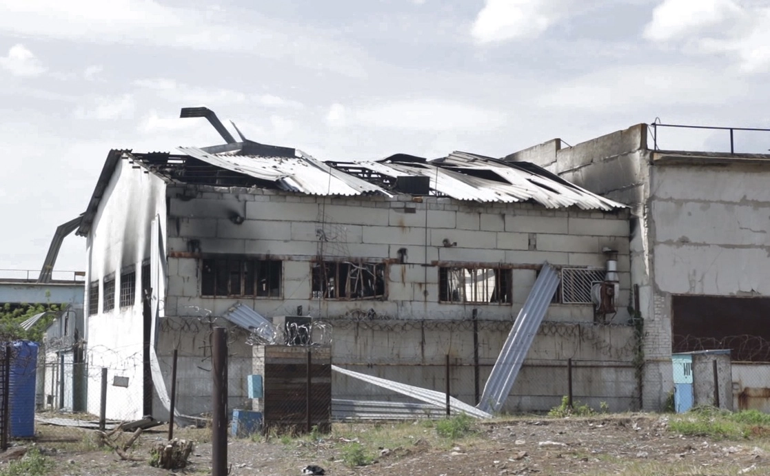 Imagen tomada de un video de la barraca destruida en la prisión en Elenovka, en una zona controlada por las fuerzas separatistas que respalda Rusia. Foto Ap