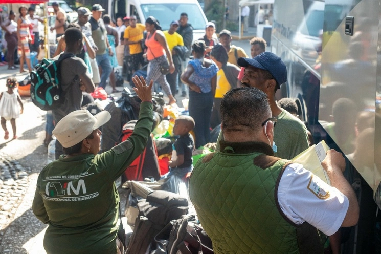 Personal del INM organiza a migrantes para trasladarlos a refugios o albergues. Foto Pablo Ramos