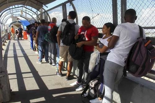 Ciudadanos cubanos en espera a ser autorizados para cruzar a Estados Unidos. Foto Cuartoscuro/ archivo