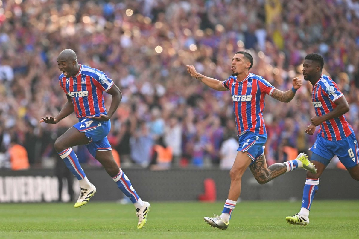 El delantero francés del Crystal Palace, Jean-Philippe Mateta (izq.), el defensa colombiano del Crystal Palace, Daniel Muñoz (centro), y el mediocampista colombiano del Crystal Palace, Jefferson Lerma (der.), celebran tras ganar la tanda de penaltis del partido de la Community Shield de la FA inglesa entre el Crystal Palace y el Liverpool en el estadio de Wembley, Londres, el 10 de agosto de 2025. Foto 