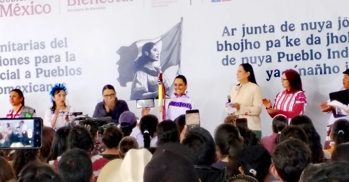 Con mantas y una danza tradicional, las comunidades indígenas de Amealco reciben a la presidenta, quien dialoga con 600 representantes sobre el programa FAISPIAM. Foto
