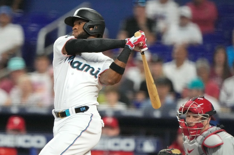 Bryan de La Cruz conecto también cuatro imparables en el duelo ante Filis de Filadelfia. Foto Ap 