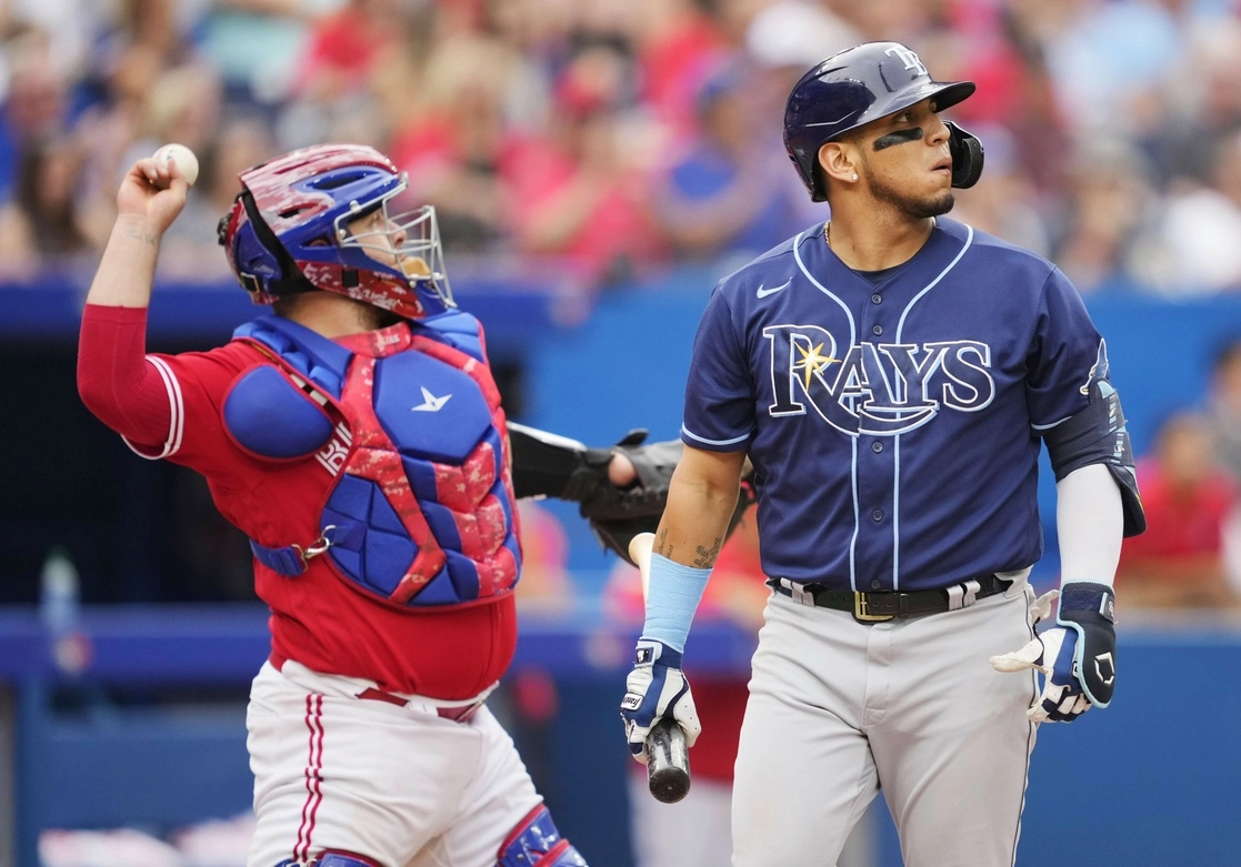 El mexicano Isaac Paredes conectó un toletazo de ‘home run’ en solitario, en el juego ante Azulejos de Toronto. Foto Afp