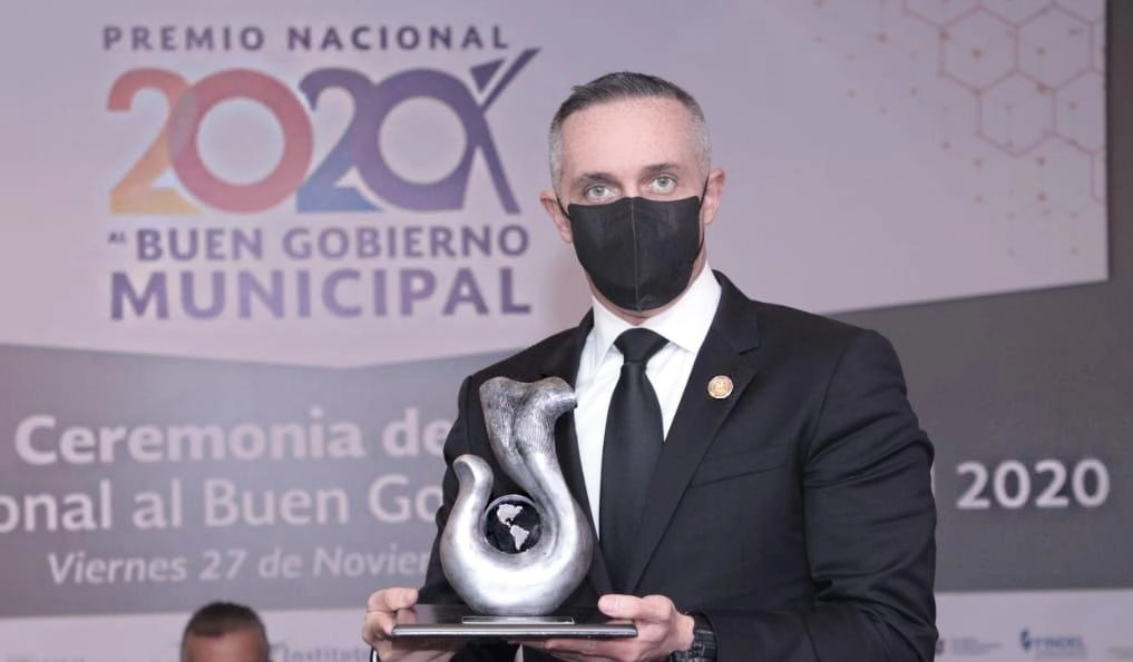 Adrian Ruvalcaba, alcalde de Cuajimalpa con el Premio a la Excelencia Municipal en Materia de Seguridad. Foto tomada del Twitter de @AlcCuajimalpa