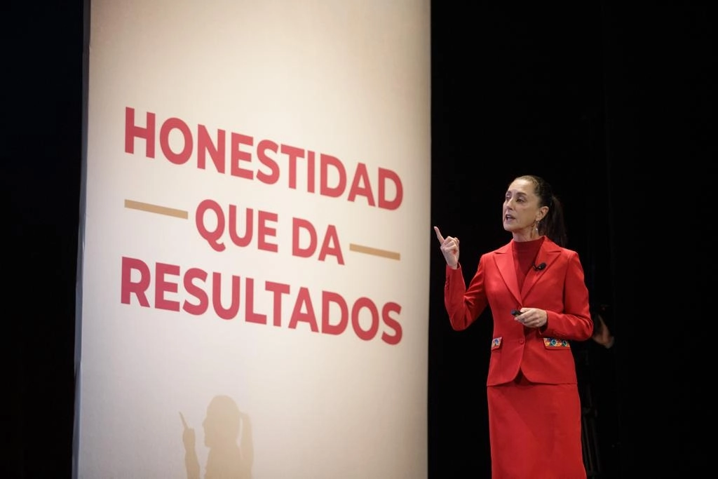 La jefa del Gobierno capitalino, Claudia Sheinbaum, presenta el "Ejercicio de rendición de cuentas a cuatro años de Gobierno", en el Teatro de la Ciudad Esperanza Iris, en el Centro Histórico, el 5 de diciembre de 2022. Foto Pablo Ramos