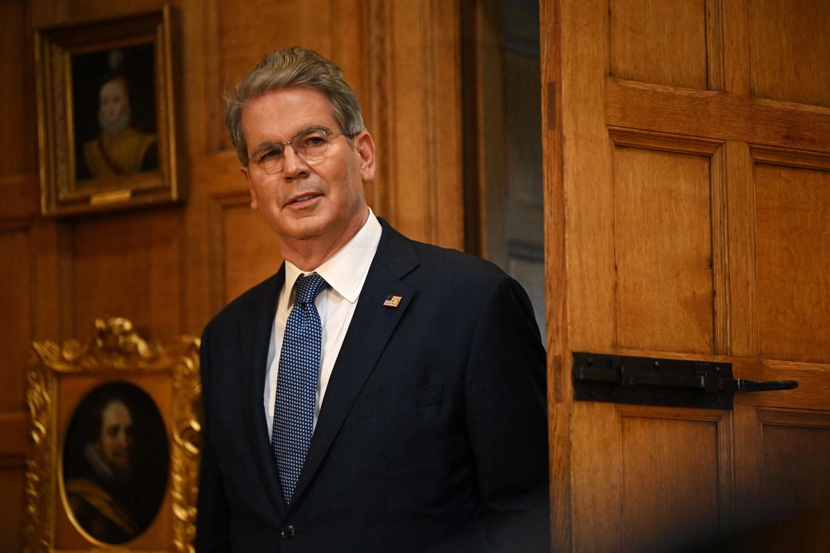 El secretario del Tesoro de EU, Scott Bessent, durante una conferencia de prensa en Inglaterra.