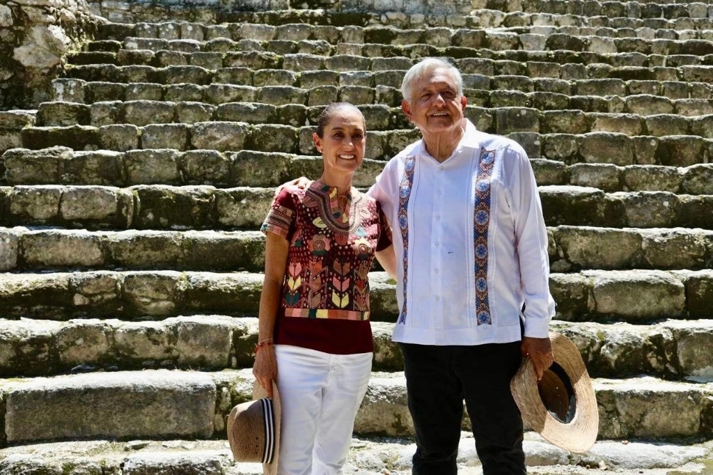 El presidente de México Andrés Manuel López Obrador y la presidenta electa Claudia Sheinbaum, durante la inauguración del Museo de Sitio de Calakmul, en Calakmul, Campeche, el 15 de septiembre de 2024. Foto Presidencia
