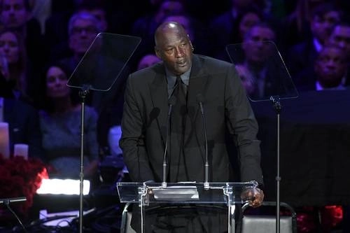 Con un discurso entrecortado por las lágrimas, Michael Jordan dijo que sentía gran orgullo de su amistad con Bryant. Foto Afp