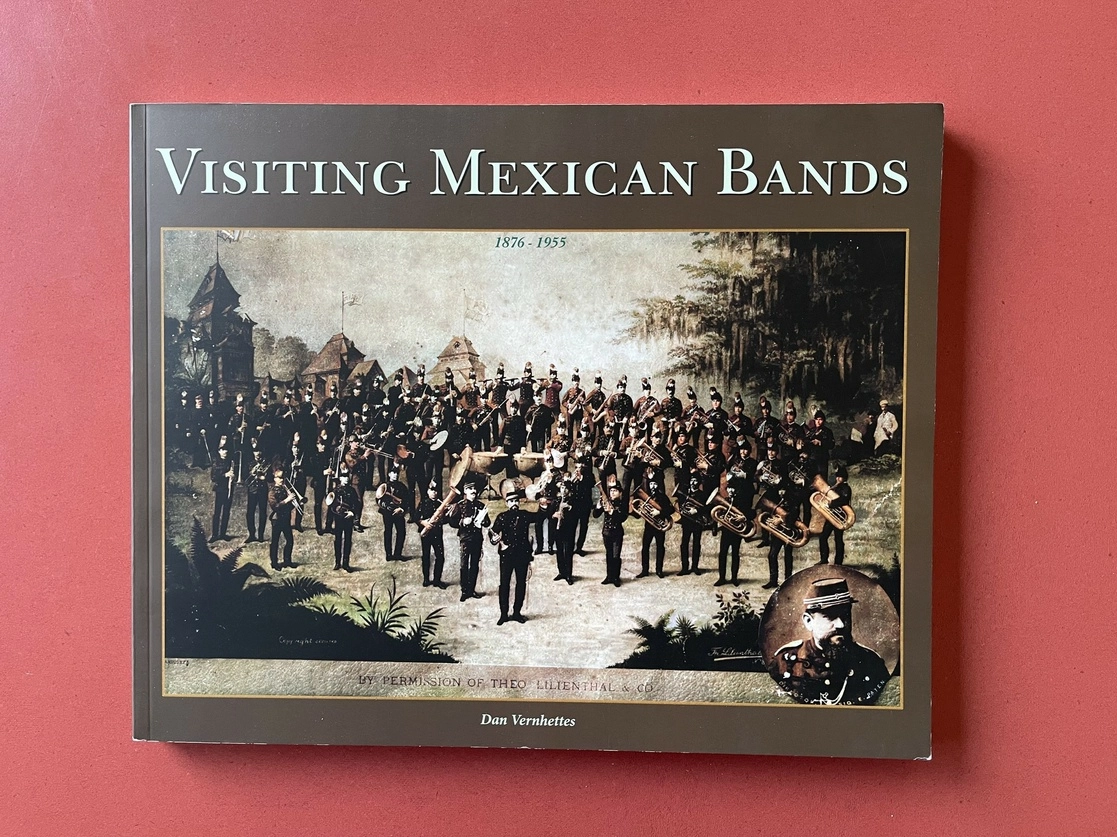 Portada del libro ‘Visiting Mexican Bands’ de Dan Vernhettes. Imagen tomada de www.facebook.com/groups/145016798904992