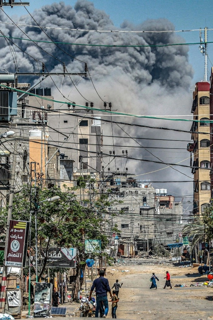 Por séptimo día consecutivo, el campamento de refugiados de Nuseirat, ubicado en el centro de la ciudad de Gaza, estuvo bajo fuego israelí, en medio de reportes sobre una inminente ofensiva en el sitio. Los bombardeos contra el enclave palestino no se detienen, en medio de la creciente tensión entre Tel Aviv y Teherán. Las explosiones de la ofensiva en Nuseirat se alcanzan a ver en la imagen. Foto Afp



