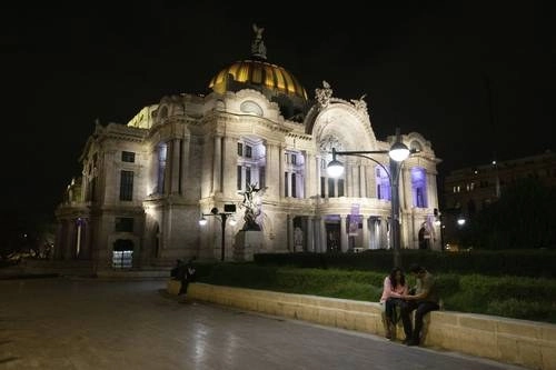 Postal nocturna y solitaria del Palacio de Bellas Artes captada el 3 de abril. Foto Ap
