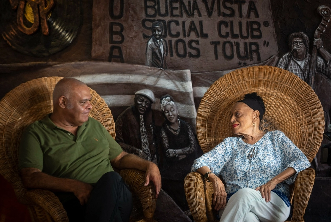 La artista Omara Portuondo junto con su hijo, Ariel Jiménez Portuondo, durante la entrevista. Foto Ap