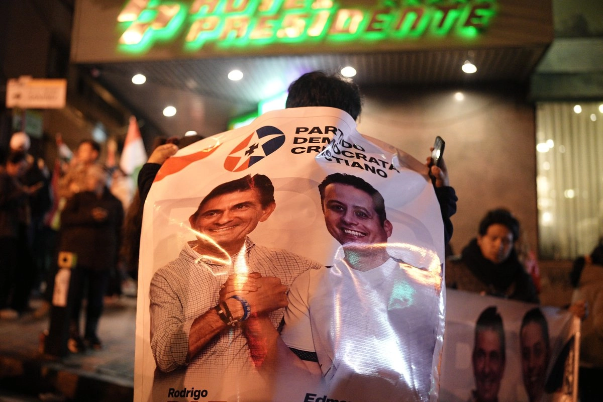Partidarios del candidato presidencial Rodrigo Paz se reúnen frente a su búnker de campaña después de que los primeros resultados lo mostraran como líder en la segunda vuelta de las elecciones presidenciales en La Paz, Bolivia, el domingo 19 de octubre de 2025. Foto 