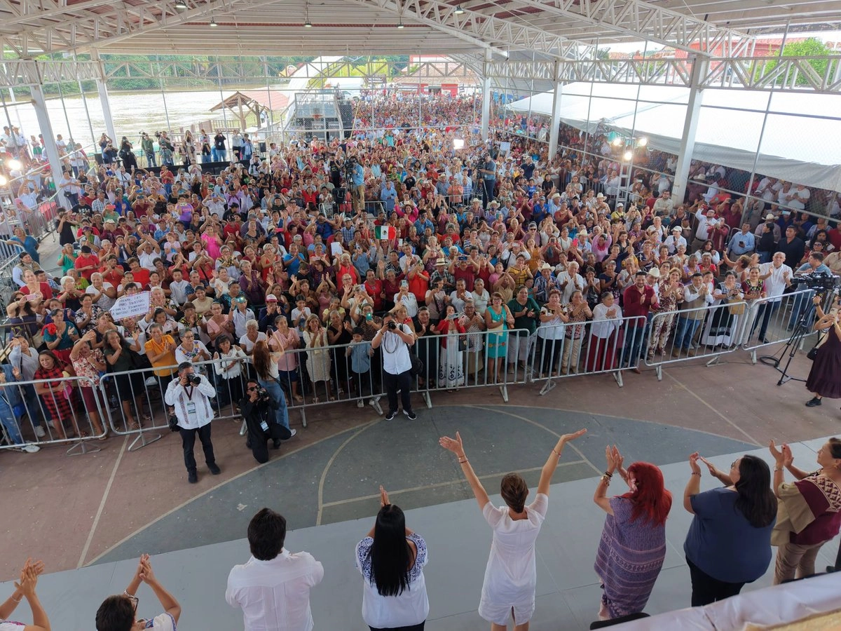 Desde Palizada, Campeche, la presidenta Claudia Sheinbaum continúo su gira con la entrega de apoyos del programa Mujeres Bienestar. Foto tomada @Claudiashein